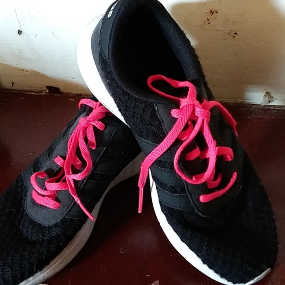black and pink tennis shoes